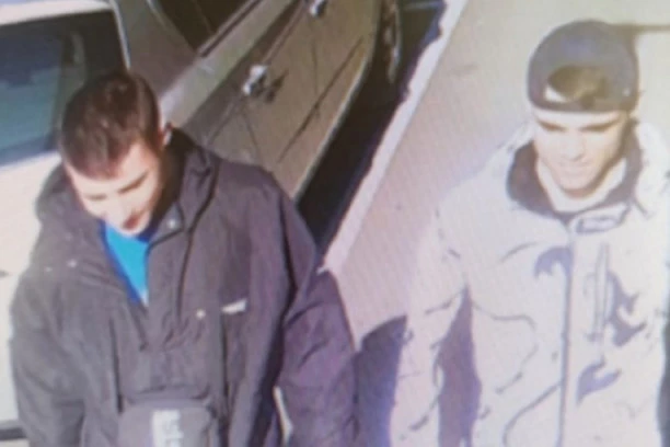 GURNULI ŽENU POD TRAMVAJ JER SU MISLILI DA JE TRANSVESTIT! Nisu čak ni pritvoreni!