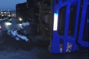 TEŠKA SAOBRAĆAJNA NESREĆA U HRVATSKOJ! Prevrnuo se kamion iz Srbije, četvoro poginulih!
