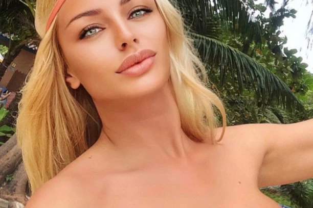 NAKON SKANDALA SA MUŽEM PONOVO PRIVLAČI PAŽNJU: Sandra Obradović ugradila NOVE GRUDI?