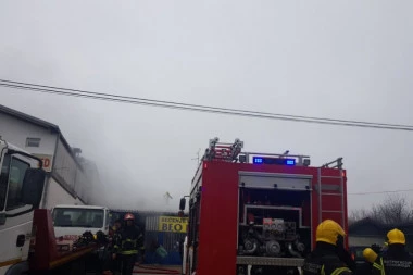 (FOTO) POŽAR U RAKOVICI: Urušio se deo krova, na terenu 28 vatrogasaca