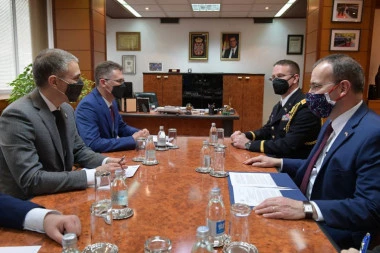 Ministar Stefanović se sastao sa ambasadorom SAD Godfrijem i pukovnikom Šejom