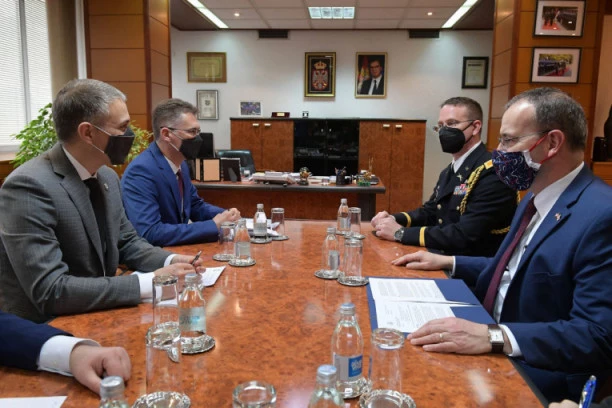 Ministar Stefanović se sastao sa ambasadorom SAD Godfrijem i pukovnikom Šejom