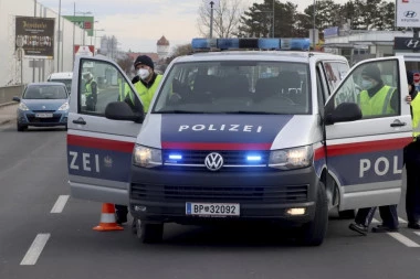 UHAPŠEN SRBIN U BEČU: Vozio bez dozvole sa ukradenim tablicama - suvozač nasrnuo na policajca!