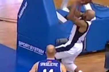 (VIDEO) CRNOGORCI ŠOKIRANI NA ZLATIBORU: Amerikanac iz Mladosti postigao NEVEROVATAN koš uz ZVUK SIRENE!