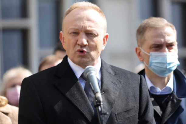 (FOTO) DRAGAN ĐILAS IMAO SAOBRAĆAJKU NA AUTOKOMANDI: Lider SSP udario u automobil koji je bio ispred!