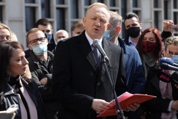 ŠTA OVI LJUDI RADE? List "Danas" u razmaku od jednog dana odlučio da je pogrešno za Direktno.rs reći da je BLIZAK ĐILASU!