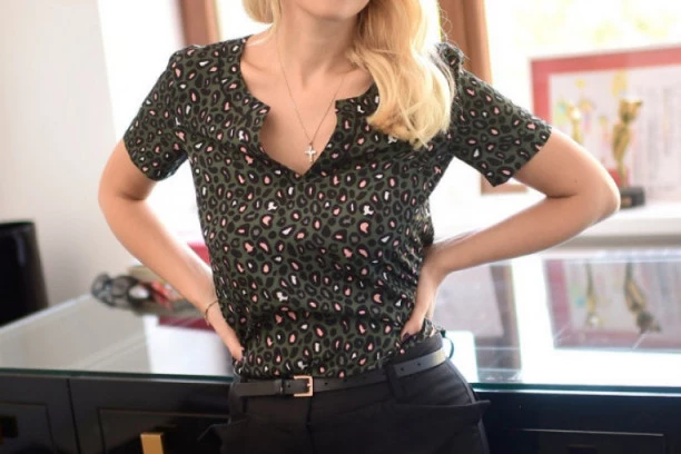 (FOTO) OSVANULA SLIKA LENE KOVAČEVIĆ IZ DEVEDESETIH KOJA JE FRAPIRALA JAVNOST: Svi se pitaju da li je ovo Sindi Models, ONE SU IDENTIČNE!