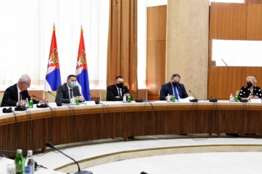 VULIN SA PRIPADNICIMA SEKTORA ZA VANREDNE SITUACIJE:  Pripremićemo se, da bi ljudi bili zaštićeni na najbolji mogući način