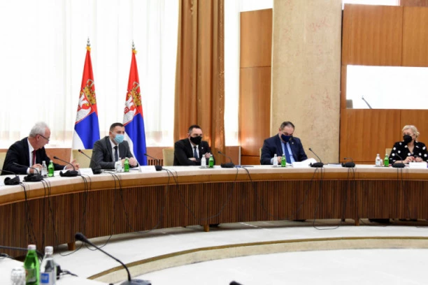 VULIN SA PRIPADNICIMA SEKTORA ZA VANREDNE SITUACIJE:  Pripremićemo se, da bi ljudi bili zaštićeni na najbolji mogući način