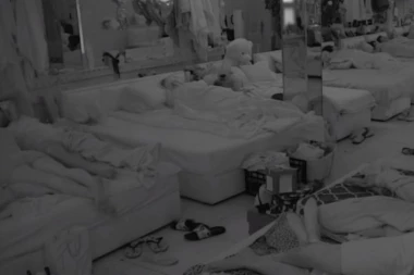 (VIDEO) NAVATALA BIVŠEG DEČKA OD KOLEGINICE: Novi ljubavni par u Zadruzi, ŽESTOKA AKCIJA ISPOD JORGANA!