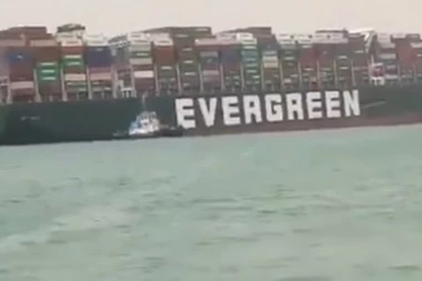 (FOTO, VIDEO) JEDAN BROD ZAUSTAVIO SAOBRAĆAJ NA SUECKOM KANALU! Blokada će trajati danima!