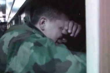 (VIDEO) Majke ispraćaju sinove u RAT na KiM: Snimak koji tera suze na oči! DA SE NIKADA NE PONOVI