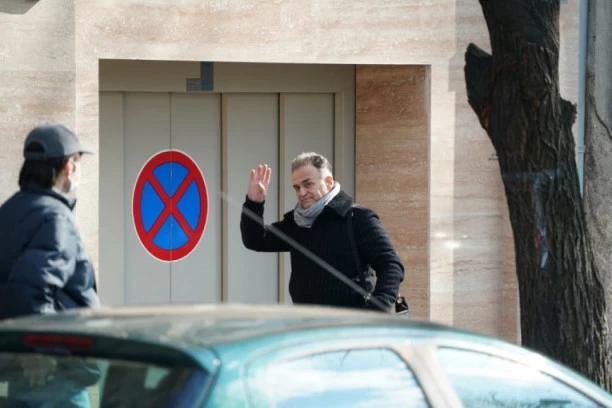 BRANISLAV LEČIĆ NASMEJAN KRENUO U TUŽILAŠTVO: Glumac daje izjavu u policijskoj stanici!