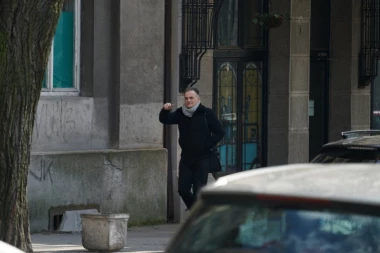 (FOTO) LEČIĆ USLIKAN U BEOGRADU, A ONO ŠTO JE URADIO ŠOKIRA: Glumac optužen za silovanje, a evo šta radi!