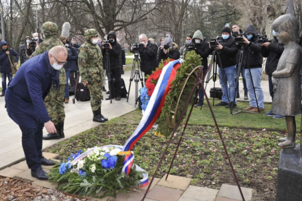 Vesić i ministarka Kisić Tepavčević položili venac na spomen-obeležje tragično nastradale Milice Rakić