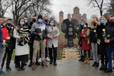 "DA JE ŽIVA, DANAS BI IMALA 25 GODINA" Vulinova omladina odala poštu Milici Rakić i deci stradaloj u NATO bombardovanju