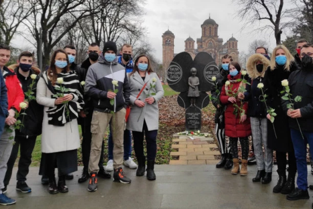 "DA JE ŽIVA, DANAS BI IMALA 25 GODINA" Vulinova omladina odala poštu Milici Rakić i deci stradaloj u NATO bombardovanju