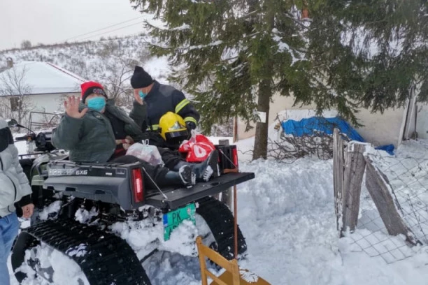 Hitrom reakcijom spasilaca žena izbavljena iz zavejane kuće