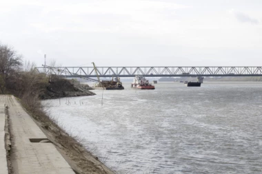 SLETEO AUTOMOBIL U DUNAV KOD ADE HUJE: Ronioci izašli na teren, mrak obustavio potragu