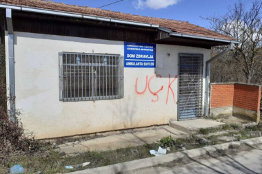 (FOTO) UČK PONOVO UDARA NA SRBE! Skandalozan grafit osvanuo na Domu zdravlja!