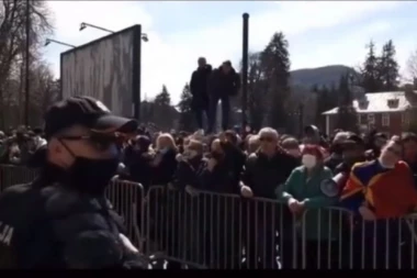 (VIDEO) MILOVCI PRAVE HAOS NA CETINJU ZBOG PREMIJERSKOG SATA! Komite gađaju političare flašama, Krivokapiću policija obezbeđuje prilaz!