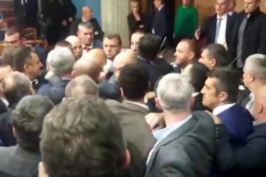 INCIDENT U SKUPŠTINI CRNE GORE: POSLANIK GAĐAO PREDSEDNIKA POSLOVNIKOM!