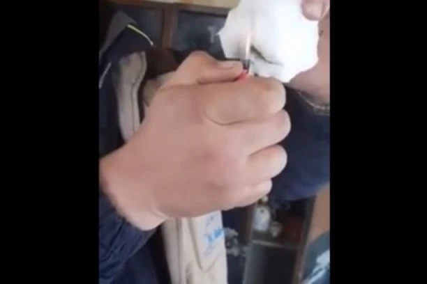 DA LI JE OVO REALNO? U Pljevljama pao sneg koji nema kapi vode, ne topi se pod plamenom upaljača (video)