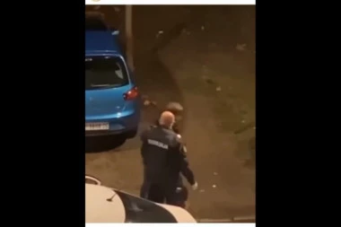 (VIDEO) POLICIJSKO NASILJE: Pogledajte kako službenik MUP mlati dečaka!