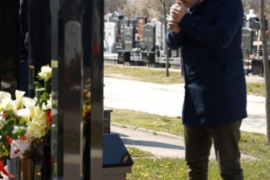 BIO JE JEDINI GLUMAC NA POMENU MARINKU MADŽGALJU: Prišao je grobu i poljubio sliku PRIJATELJA!