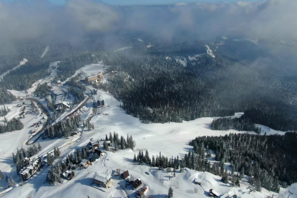 (FOTO) NE, OVO NIJE MONTAŽA, NITI JE SIBIR, SNEG USRED APRILA PROGUTAO CRNU GORU! Nestvarni prizori iz susedstva