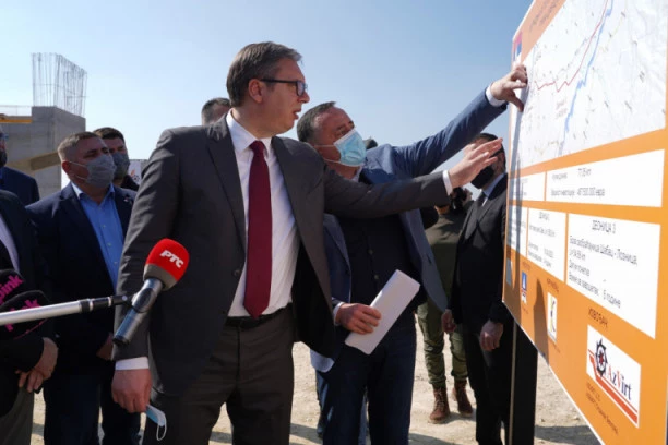 VUČIĆ OBIŠAO RADOVE U ŠAPCU: Autoputeve gradimo kako bi građani imali korist od toga