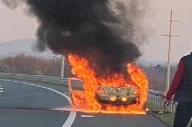 (VIDEO) BUKTINJA NA AUTO-PUTU! Nevoravatne scene kod Lajkovca, zapalio se automobil u pokretu