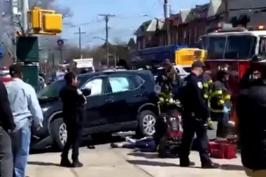 (VIDEO) UŽAS U BRUKLINU: Automobil uleteo među pešake, nekoliko osoba teško povređeno