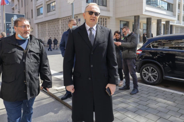 ZATO SE ĐILAS SVIM SILAMA TRUDI DA SE DOKOPA VLASTI! Ovako se tajkun bahatio i krao dok je bio gradonačelnik Beograda!