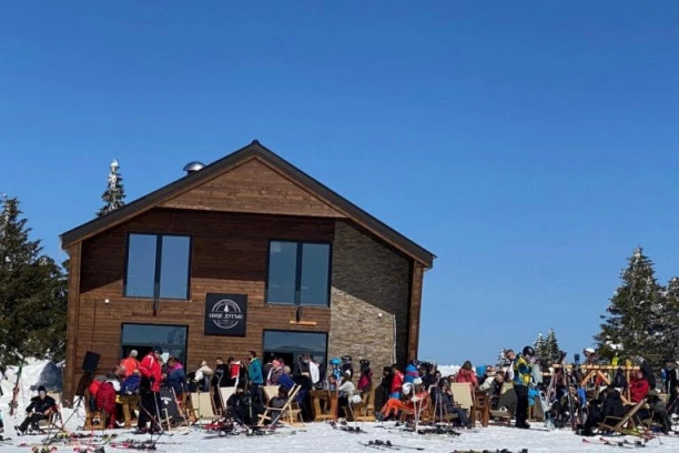 (FOTO) VESIĆ LJUT: Kopaonik KRCAT a u Beogradu ZABRANA! NEĆEMO DA BUDEMO TAOCI TUĐEG BAHAĆENJA