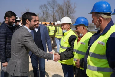 MINISTAR POKAZAO DA POŠTUJE GRAĐANE! Momirović sa Vesićem obišao radove na izgradnji brze pruge!