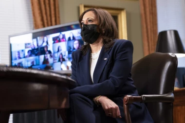 PLJUJE DRŽAVU OD ČIJIH PARA ŽIVI: Potpredsednica američku istoriju nazvala SRAMNOM, kolonizatore optužila za nasilje i krađu zemlje!