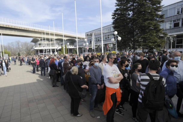 I DALJE VELIKI REDOVI NA SAJMU! Strani državljani zahvalni Srbiji, do 15 sati vakcinisano 5.000 ljudi