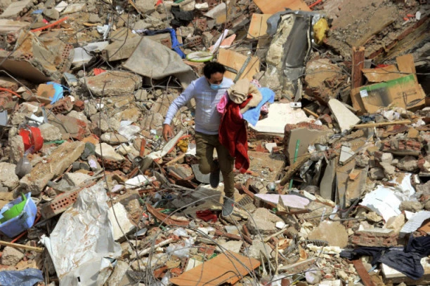 (FOTO) TRAGEDIJA U KAIRU: Srušila se DESETOSPRATNICA u prestonici Egipta, spasioci još tragaju za preživelima!