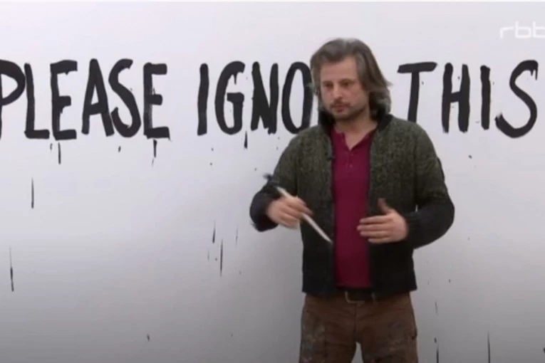 ŠIRI SE NOVI BIZARNI KULT! Vođa je misteriozni umetnik sa 17 ožiljaka u obliku slova "V"