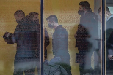 MLADIĆ UŠAO U KNJIŽARU I ZAPOČEO KRVAVI PIR! Šest žrtava pomahnitalog napadača (VIDEO)