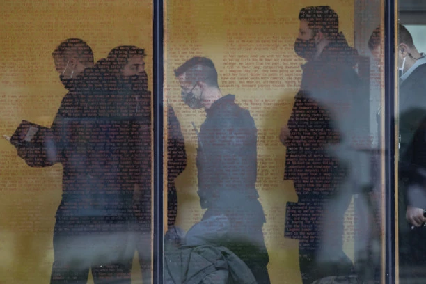 MLADIĆ UŠAO U KNJIŽARU I ZAPOČEO KRVAVI PIR! Šest žrtava pomahnitalog napadača (VIDEO)