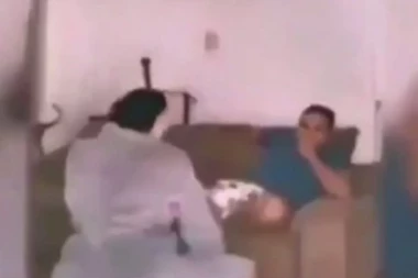 (HIT VIDEO) Izvodila mužu zavodljivi ples, a onda je sin uleteo u sobu: Ne može biti neprijatnije, ali oni su se snašli! URNEBESNO