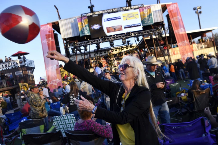 SKINULI MASKE I POOTVARALI RADNJE I KAFIĆE, A IMAJU SVE MANJE ZARAŽENIH! Bajden pobesneo: ONI SU NEANDERTALCI