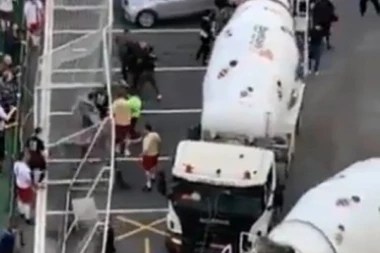 (VIDEO) OPŠTA MAKLJAŽA NA BEŽANIJI: Fudbaleri se POTUKLI pored MEŠALICE!
