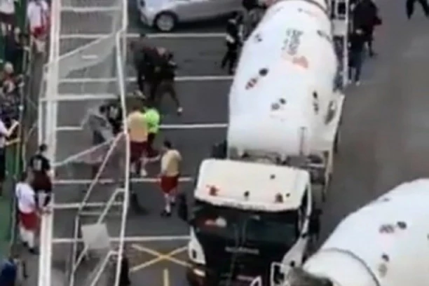 (VIDEO) OPŠTA MAKLJAŽA NA BEŽANIJI: Fudbaleri se POTUKLI pored MEŠALICE!