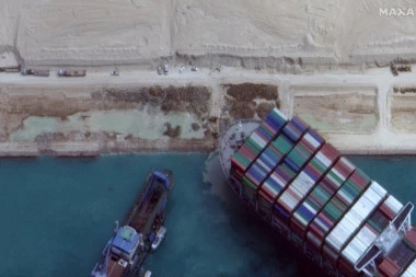 (FOTO, VIDEO) ŠESTI DAN AGONIJE U SUECKOM KANALU: Brod neznatno pomeren, još uvek neizvesno kada će biti odglavljen!