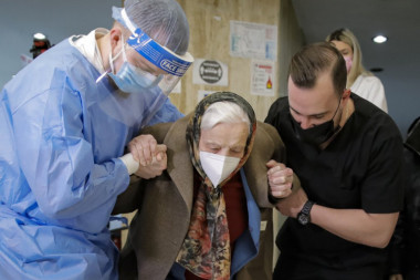 JEDINI NAČIN BORBE PROTIV OVOG VIRUSA: Rumunka stara 104 godine najstarija vakcinisana protiv korone u Bukureštu