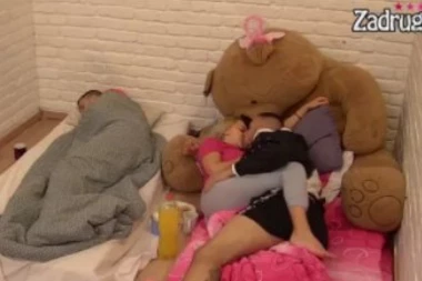 (VIDEO) Sanja i Filip zagrljeni razmenjivali POLJUPCE! Dok je Danijel razmišljao SAMO O OVOME!