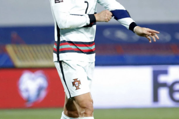 SADA GA I ONA BRANI: Drvlje i kamenje po Ronaldu, ali bez njene rekacije nije moglo da prođe!